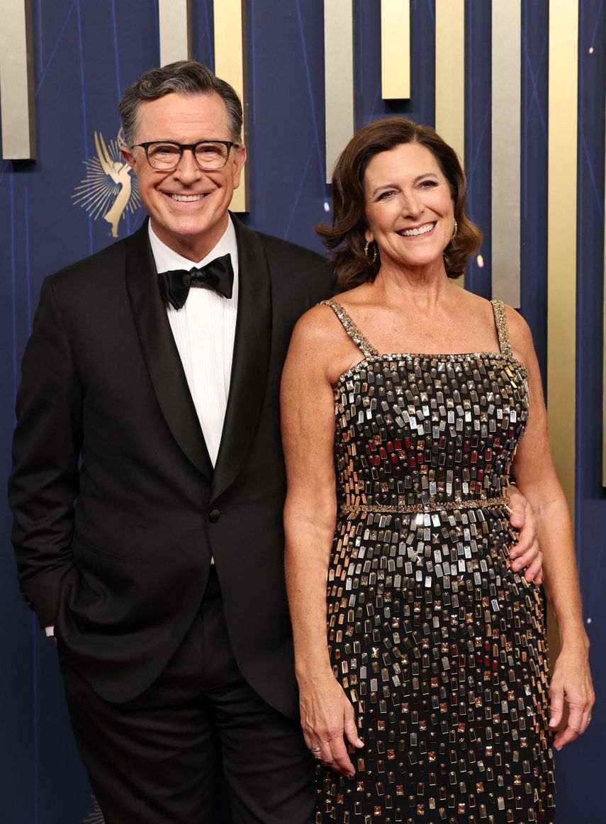 El comediante estadounidense Stephen Colbert (izq.) y su esposa Evelyn McGee-Colbert llegan a la 77.ª edición de los Premios Primetime Emmy en el Teatro Peacock de LA Live en Los Ángeles el 14 de septiembre de 2025