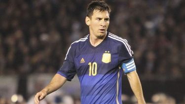 Lionel Messi sufrió una lesión en la rodilla tras un choque en el juego del sábado. (Archivo)