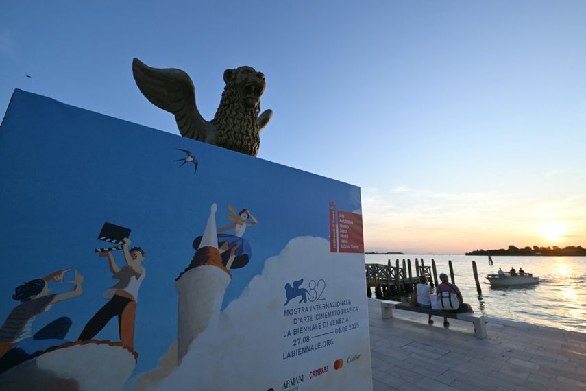 Una imagen muestra el cartel oficial del 82º Festival de Cine de Venecia en el Lido de Venecia antes de la ceremonia de apertura, el 25 de agosto de 2025.