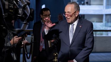 El líder de los demócratas en el Senado de Estados Unidos, Chuck Schumer, habla con reporteros en el Capitolio, en Washington. 