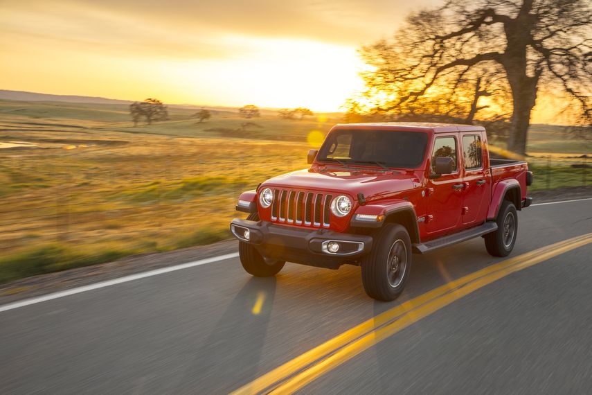  Jeep Gladiator lo impulsa un motor V6 Pentastar de 3.6 litros, tiene sistema automático de apagado y encendido, capaz de producir 285 caballos de potencia y 260 libras pie de torsión, acoplado a dos opciones de transmisión, una manual de seis velocidades y una automática de ocho.