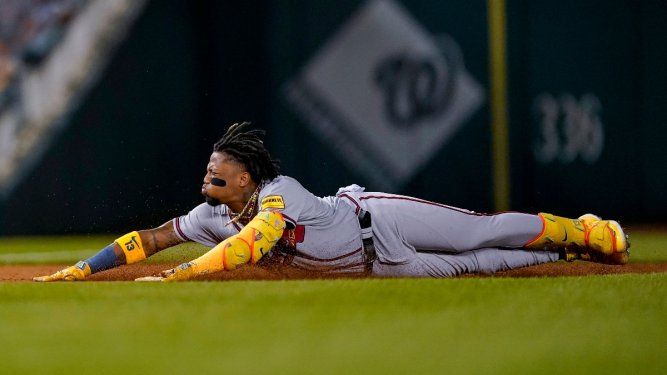El venezolano Ronald Acuña Jr. se desliza en la antesala al conectar un triple ante los Nacionales de Washington, el jueves 21 de septiembre de 2023&nbsp;
