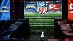 El comisionado de la NFL, Roger Goodell (izquierda), y la ejecutiva Mary Ellen Coe hablan en un escenario, el 14 de mayo de 2025.