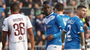 Esta foto de archivo del s&aacute;bado 9 de noviembre del 2019 muestra al goleador del Brescia Mario Balotelli, centro, durante un partido de la Serie A contra el Torino en el estadio Mario Rigamonti en Brescia, Italia.&nbsp;