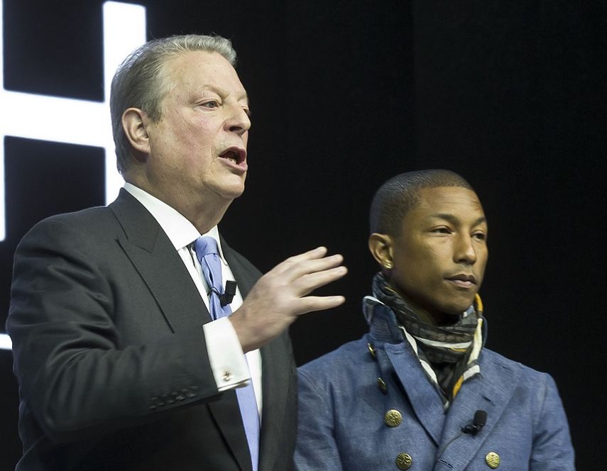 El exvicepresidente estadounidense Al Gore y el rapero Pharrell Williams participan en un panel sobre clima en el Foro Económico Mundial, en Davos, Suiza. (AP).  