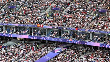 Los espectadores asisten a la ceremonia de clausura de los Juegos Olímpicos de París 2024 en el Stade de France, en Saint-Denis, en las afueras de París, el 11 de agosto de 2024.