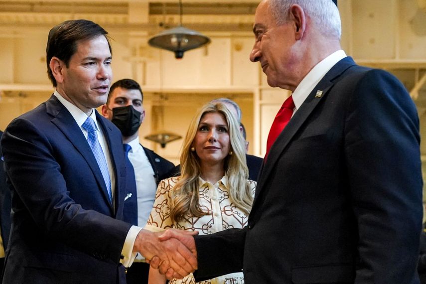 El secretario de Estado de EEUU Marco Rubio estrecha la mano del primer ministro israelí Benjamín Netanyahu durante su visita a Tel Aviv.