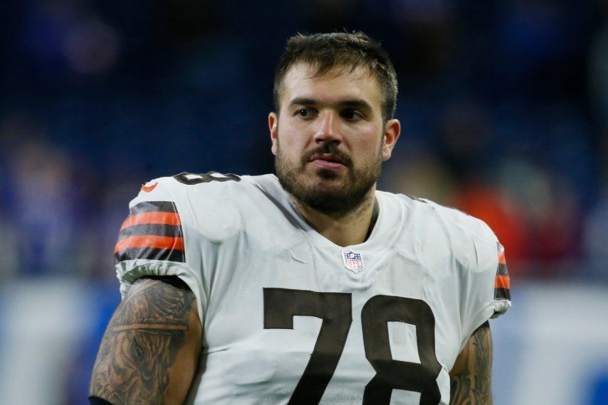 El tacle ofensivo Jack Conklin, de los Browns de Cleveland, sale de la cancha al final de un duelo con los Bills de Búfalo, el domingo 20 de noviembre de 2022, en Detroit.