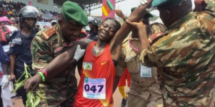 Este sábado se viralizó en redes sociales un video que da cuenta de como un dispositivo explosivo detona en plena competencia atlética en Camerún.