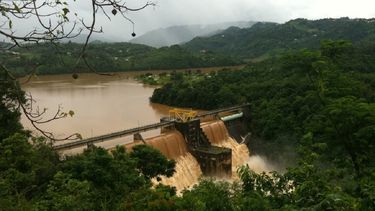 Imagen de la represa La Plata, en Puerto Rico, aliviando por varias de sus compuertas.
