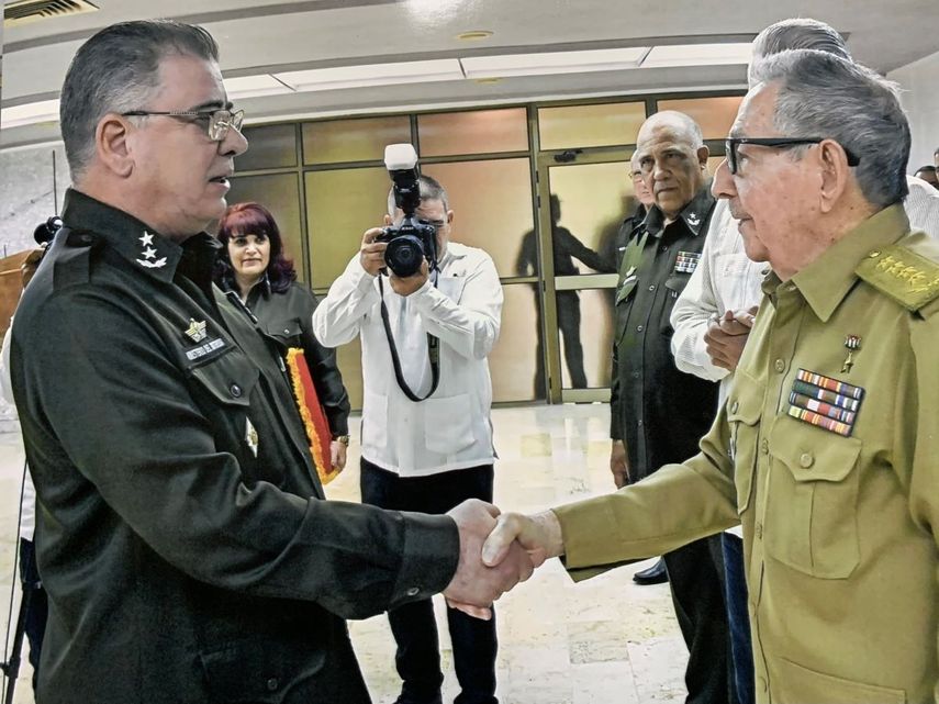 El general Álvarez Casas y Raúl Castro en el acto de ascenso de grados.