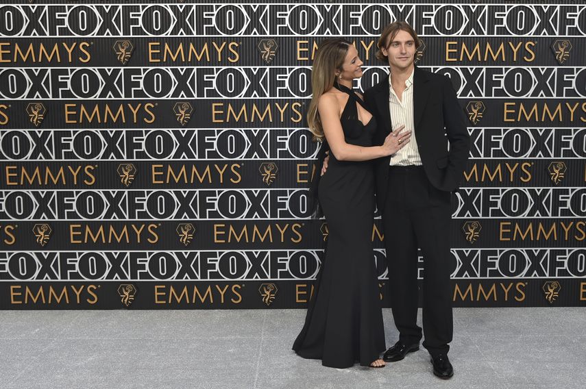 Elysee Sanville y Hart Denton llegan a la 75ª edición de los premios Emmy el lunes 15 de enero de 2024 en el Peacock Theatre de Los Ángeles.