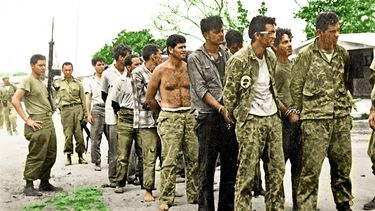 Al mediodía del 22 de abril de 1961, un grupo de Brigadistas que habían sido capturados después de tres días de intenso y continuo combate contra las tropas castristas, y al final, después de haberse quedado sin municiones, estaban siendo transportados de Playa Girón [provincia Matanzas] a la Habana en diferentes vehículos de transporte