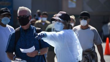 Personas&nbsp;hacen fila&nbsp;en un lugar de prueba de coronavirus a espera de su turno sin cita previa en Los &Aacute;ngeles, California, el 10 de agosto de 2020, en medio de la pandemia de COVID-19.