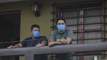 orman Cardoze, a la izquierda, y su hijo Norman Cardoze Jr. posan para una foto desde el balc&oacute;n de su casa donde est&aacute;n en cuarentena despu&eacute;s de contraer el nuevo coronavirus en Managua, Nicaragua&nbsp;
