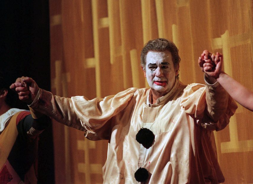 Fotograf&iacute;a de archivo del 27 de septiembre de 1999 del tenor Pl&aacute;cido Domingo durante una ovaci&oacute;n final tras dos &oacute;peras de un acto, Cavalleria Rusticana y Pagliacci&rdquo;, en la &Oacute;pera Metropolitana de Nueva York.&nbsp;