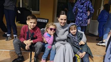 En esta imagen facilitada por el ayuntamiento de Leópolis, Angelina Jolie, actriz de Hollywood y embajadora de buena voluntad de ACNUR, posa el sábado 30 de abril de 2022 para una foto con niños en Leópolis.&nbsp;