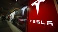 El logo de Tesla en el exterior de un concesionario en el centro comercial Cherry Creek, en Denver, Colorado.