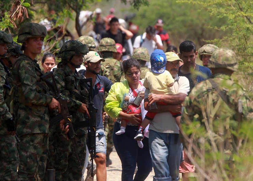 Venezolanos cruzan a Colombia desde Venezuela por una trocha cercana al puente Simón Bolívar, principal paso fronterizo entre los dos países.