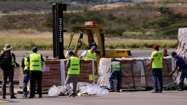 Trabajadores descargan las ayudas del primero de tres aviones de carga C-17 de la Fuerza Aérea de Estados Unidos que aterrizó este sábado en el aeropuerto Camilo Daza de Cúcuta (Colombia), con ayuda humanitaria para Venezuela procedente de la base aérea de Homestead, en el sur de Miami.