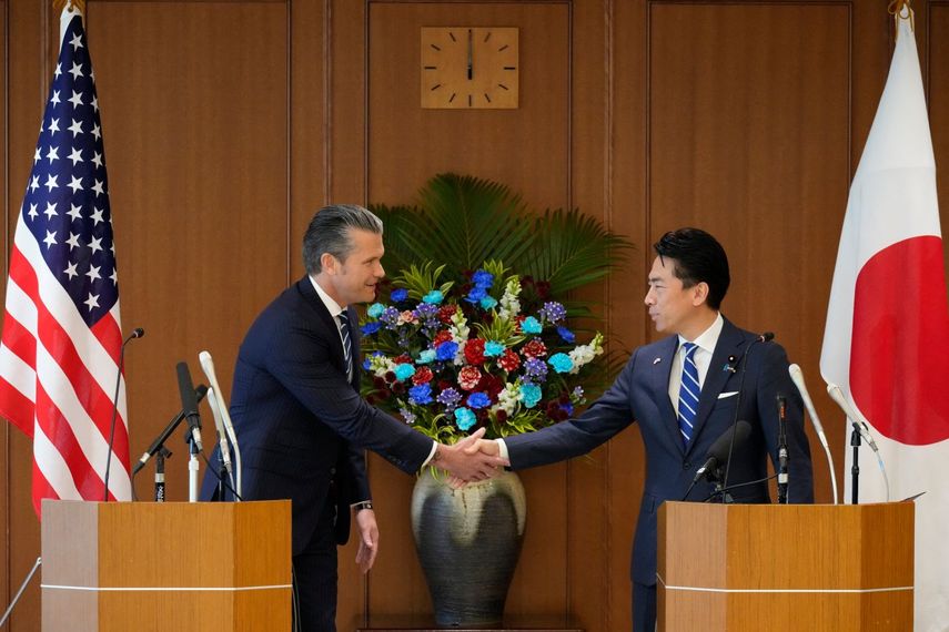 El secretario del Departamento de Guerra en EEUU Pete Hegseth estrecha la mano de su homólogo japonés Shinjiro Koizumi.