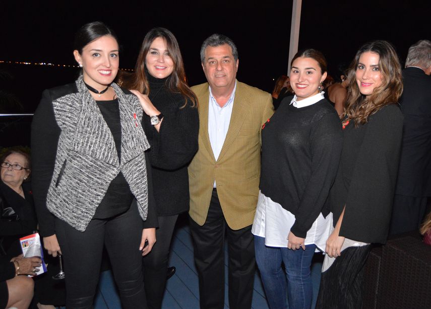 Nicole, Lourdes, Felipe, Desiree y Luly Valls