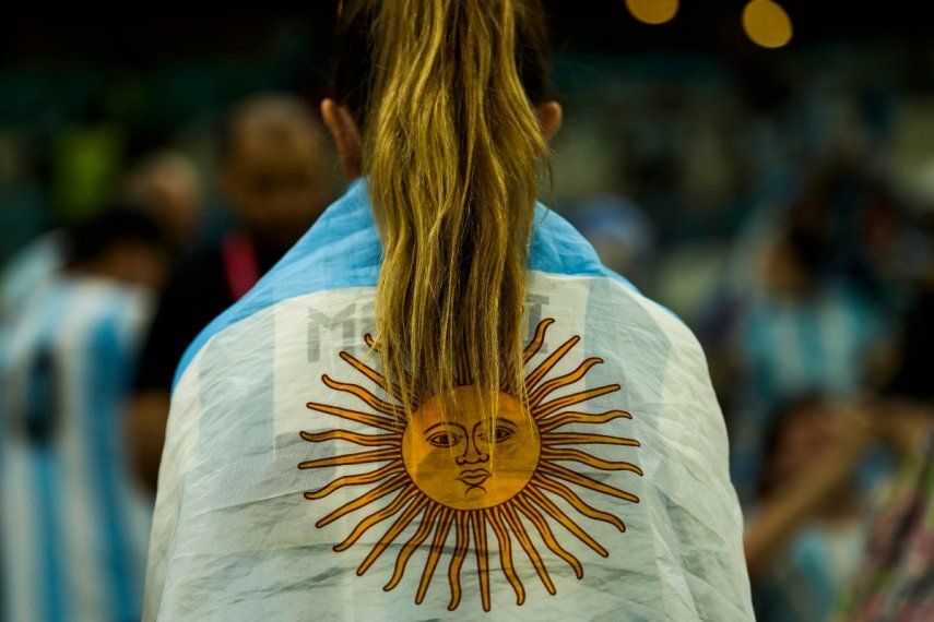 Una aficionada arropada con la bandera de Argentina previo al partido contra Países Bajos por los cuartos de final del Mundial, el sábado 10 de diciembre de 2022, en Lusail, Catar.