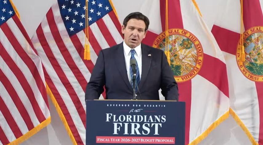 Ron DeSantis, gobernador de Florida, durante el anuncio.