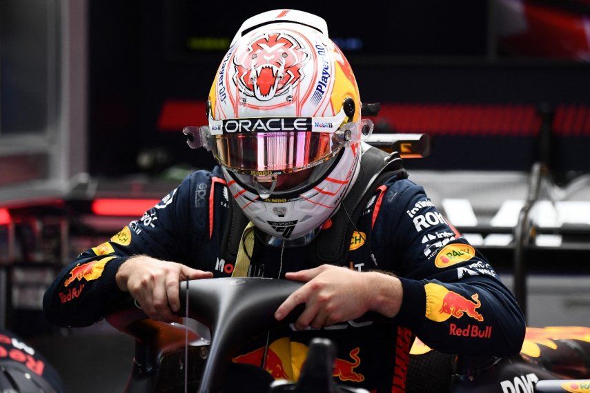 El piloto holandés de Red Bull Racing, Max Verstappen, sale de su coche después de la segunda sesión de práctica para el Gran Premio de Japón de Fórmula 1 en el circuito de Suzuka, prefectura de Mie, el 22 de septiembre de 2023. &nbsp;