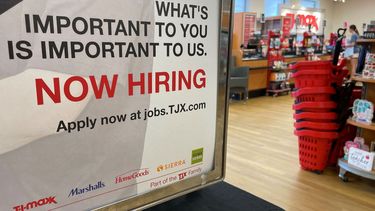 Letrero en busca de empleados en la cadena mimorista Tjmax, que incluye varias empresas.