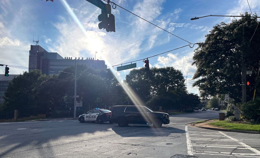 Patrullas policiales del condado de Fulton bloquean la entrada a los Centros para el Control y la Prevención de Enfermedades (CDC) durante un tiroteo en Atlanta, Georgia, el 8 de agosto de 2025.&nbsp;