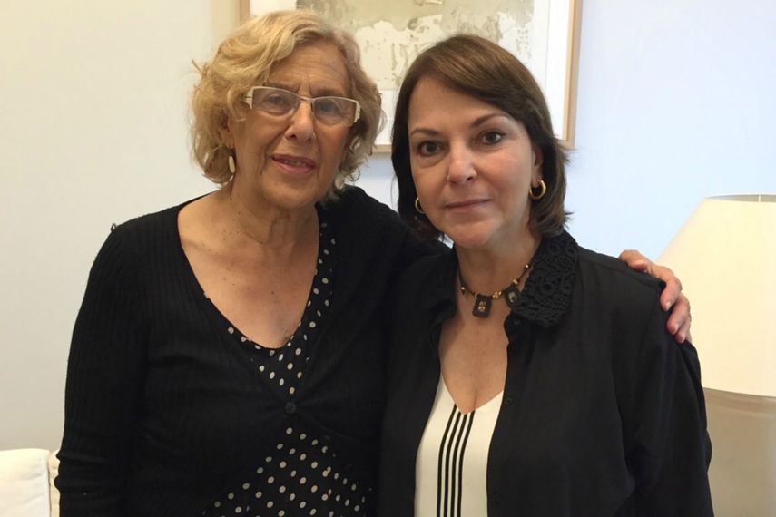 Mitzy Capriles de Ledezma agradeció a la alcaldesa Manuela Carmena (izquierda) la solidaridad con la causa de su esposo. (CORTESÍA)