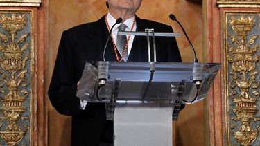 Ramírez, con un crespón negro en su solapa y tono grave, recordó la situación de su país a su llegada al paraninfo de la Universidad de Alcalá de Henares (Madrid), donde se celebró la ceremonia.