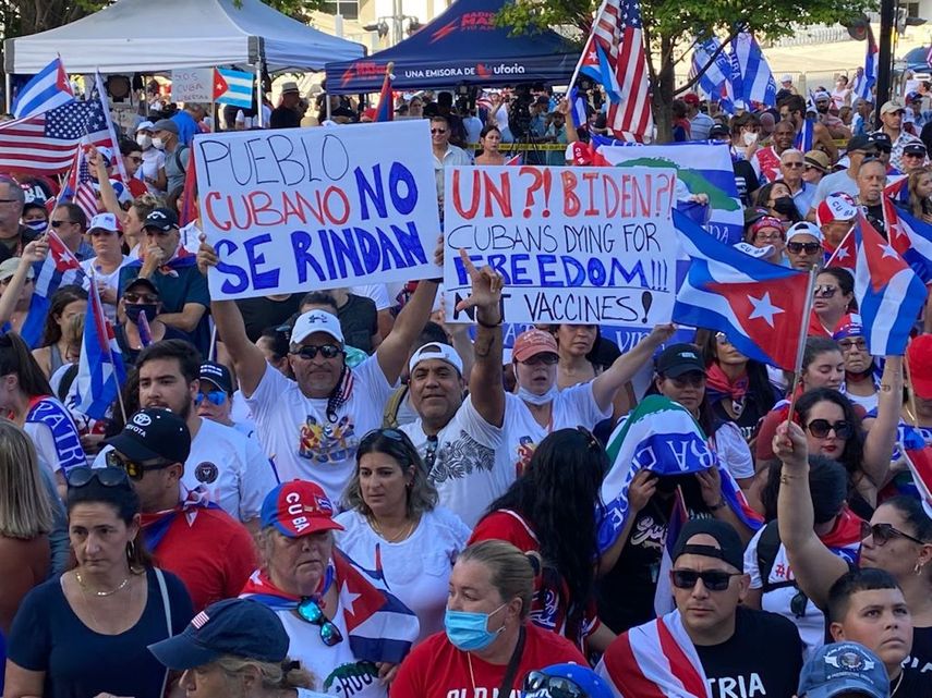 Cubanos en el exilio participan en protesta por libertad en Cuba, este sábado en Miami. 