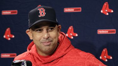 En imagen de archivo del 21 de octubre de 2018, el manager de los Medias Rojas de Boston, Alex Cora, habla con los medios en el Fenway Park de Boston, al tiempo que el equipo se prepara para el inicio de la Serie Mundial ante los Dodgers de Los Ángeles.&nbsp;