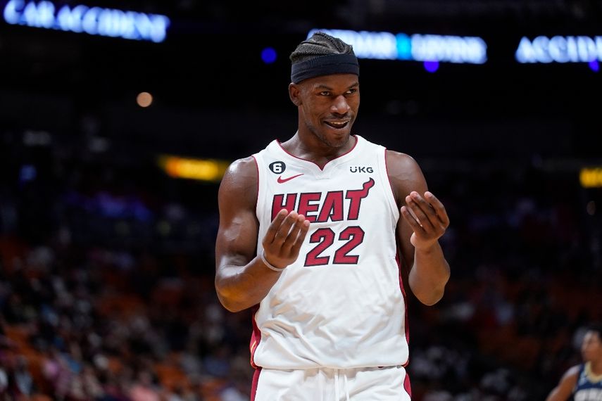 El alero del Heat de Miami, Jimmy Butler, hace un gesto a la multitud después de anotar durante la primera mitad de un partido de baloncesto de la NBA de pretemporada contra los Pelicanos de Nueva Orleans, el miércoles 12 de octubre de 2022, en Miami. 