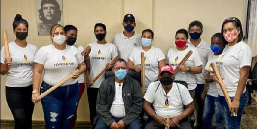 Régimen fabrica trancas de madera para reprimir a manifestantes
