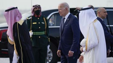 El presidente Joe Biden llega al Aeropuerto Internacional Rey Abdulaziz, el viernes 15 de julio de 2022, en Jeddah, Arabia Saudita.&nbsp;