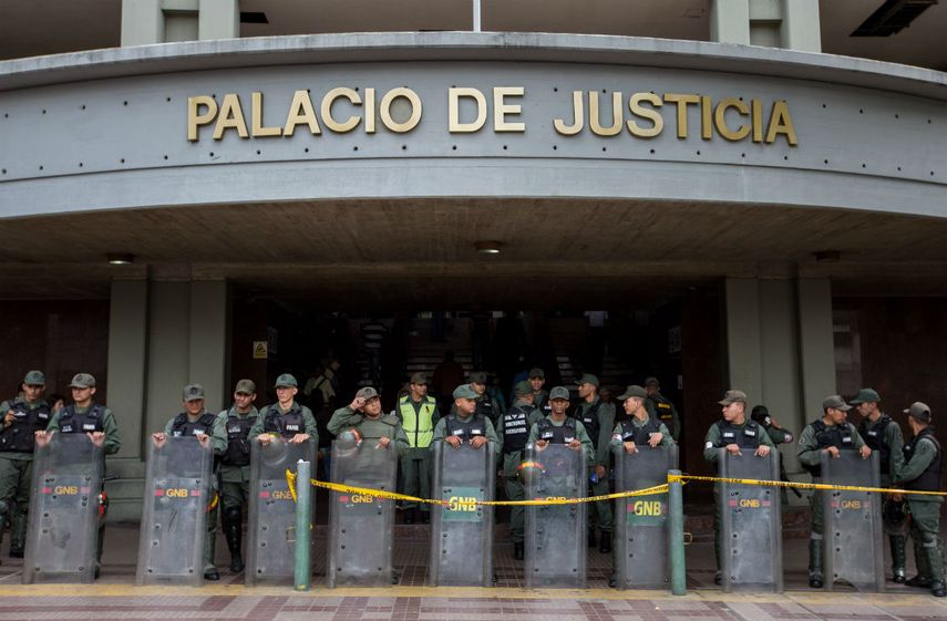El pasado 12 de agosto la Corte de Apelaciones de Venezuela ratificó la sentencia y dictaminó que López seguirá en prisión bajo los mismos términos en los que fue condenado en septiembre de 2015 por el tribunal de primera instancia que llevó su caso.