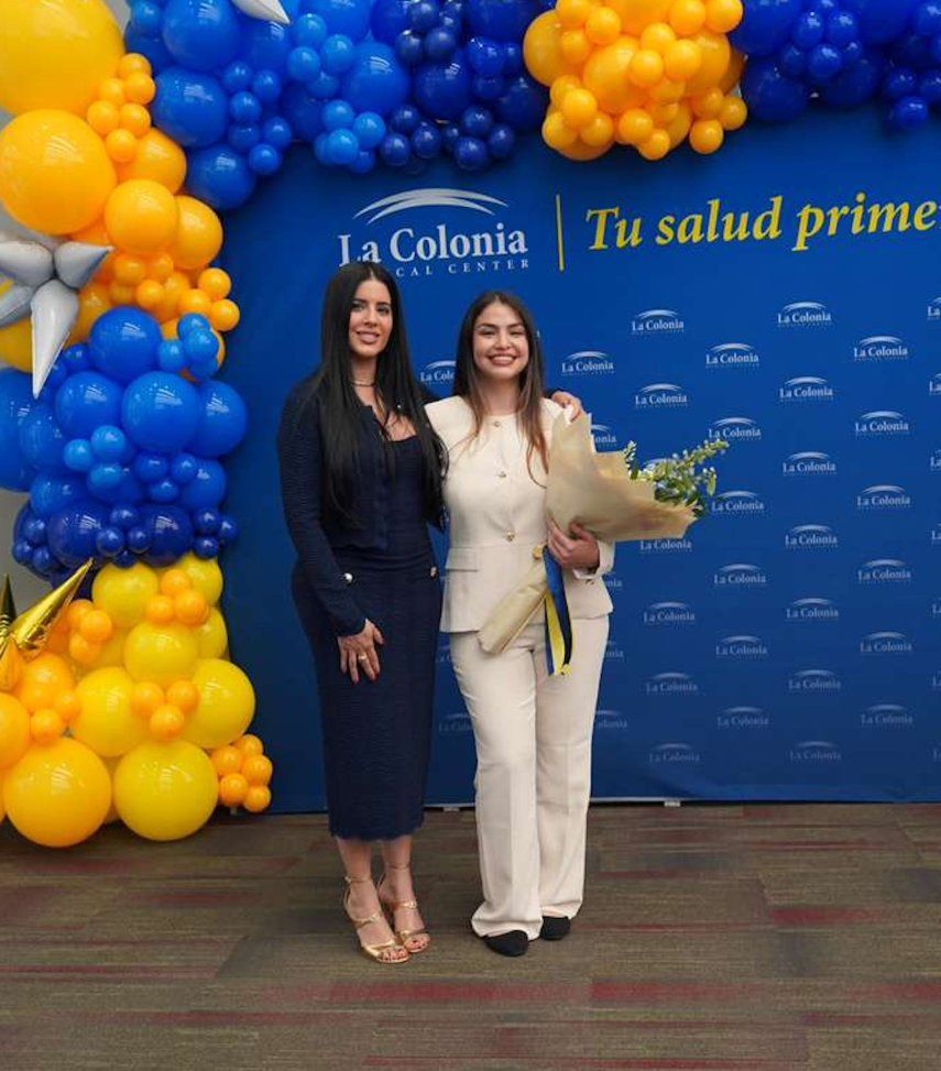 Jenisbel Acevedo junto a Carolina Molina, ganadora de la beca.