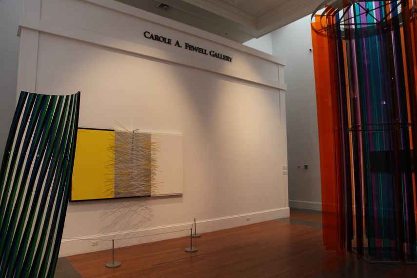 A la izquierda, la pieza Cromovela Ávila A (2015), de Carlos Cruz-Diez.&nbsp;