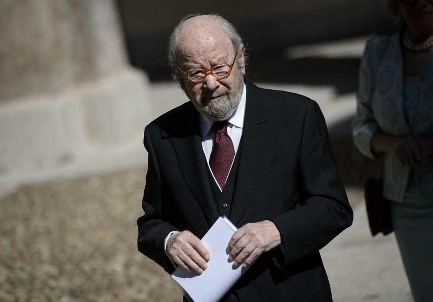 En esta foto de archivo tomada el 23 de abril de 2013, el poeta español José Manuel Caballero Bonald llega a la Universidad de Alcalá de Henares, cerca de Madrid, el 23 de abril de 2013, para recibir el Premio Cervantes de Literatura 2013.&nbsp;
