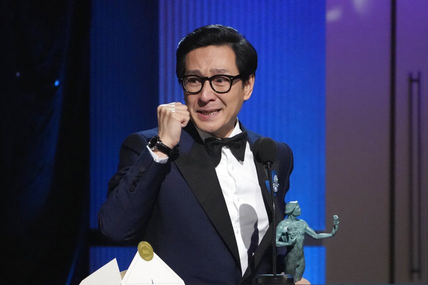 Ke Huy Quan recibe el premio de mejor actor de reparto por Everything Everywhere All at Once, uno de los momentos más memorables en la 29a entrega anual de los Premios del Sindicato de Actores de la Pantalla el 26 de febrero de 2023, en el hotel Fairmont Century Plaza en Los Ángeles.