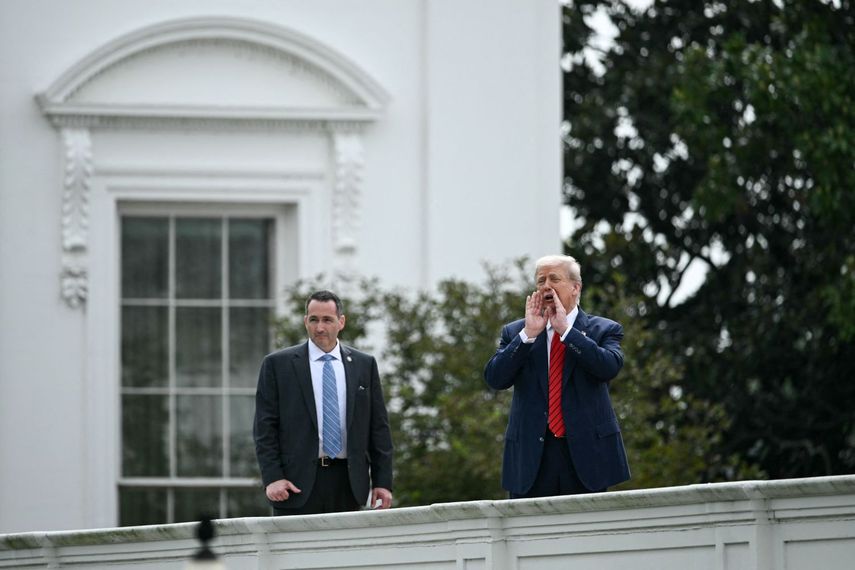 El presidente Donald J. Trump responde preguntas de los periodistas en el techo de uno de los edificios que conforman la Casa&nbsp; Blanca.