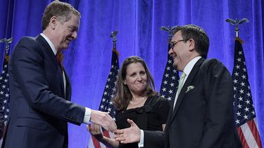 Robert Lighthizer (i), representante de Comercio Exterior de EEUU, acompañado de la ministra de Asuntos Exteriores de Canadá, Chrystia Freeland (c), estrecha la mano del secretario de Economía de México, Ildefonso Guajardo (d), durante la apertura de la primera ronda de la renegociación del TLCAN en Washington, EEUU.