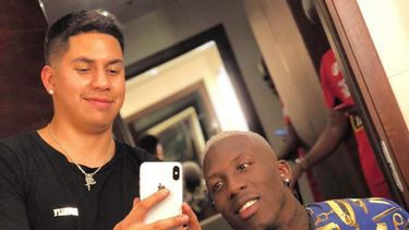 El peluquero Antonio de la Fuente junto al futbolista Luis Advincula, de la selección peruana.&nbsp;