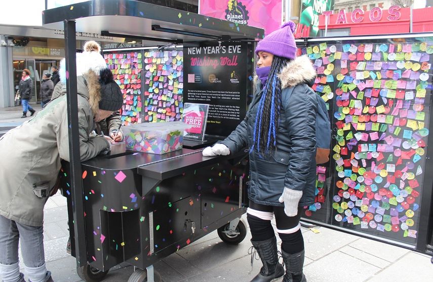 A solohoras de que llegue 2018, miles de neoyorquinos y turistas de todo el mundo anotaron sus deseos para el año nuevo en retales de confeti que se lanzarán desde la plaza de Times Square durante la celebración de Nochevieja.