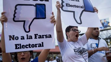 Integrantes de la coalición opositora de&nbsp;Nicaragua protestan frente a la sede del Consejo Supremo Electoral (CSE) en Managua.