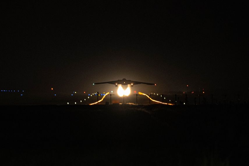 Esta foto, publicada por la Fuerza Aérea de EEUU el 23 de junio de 2025, muestra un B-2 Spirit de la Fuerza Aérea de EEUU despegando para apoyar la Operación Martillo de Medianoche en la Base Aérea Whiteman, Misuri, el 20 de junio de 2025.&nbsp;