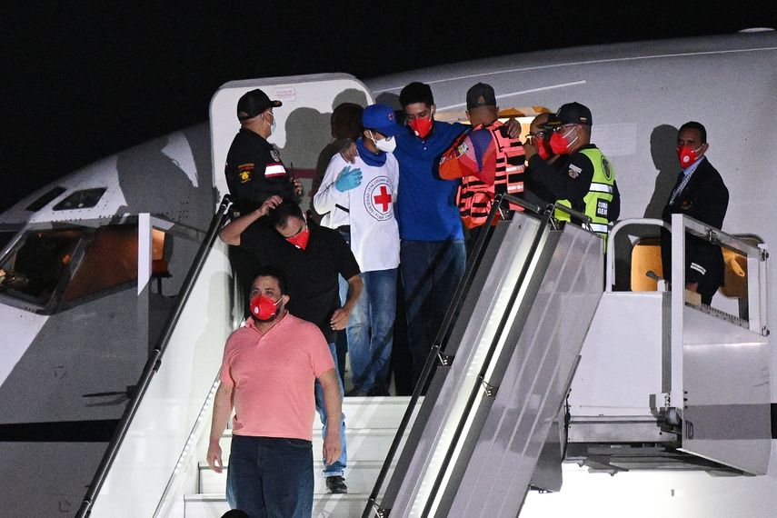 Migrantes venezolanos que fueron encarcelados en El Salvador bajan de un avión en el Aeropuerto Internacional Simón Bolívar en Maiquetía, Venezuela, el 18 de julio de 2025.